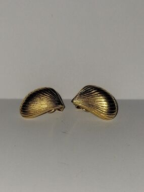 Vintage Trafari Gold Shell Design Clip-On Earrings